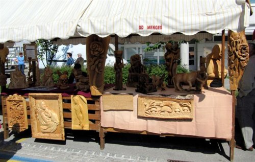 Rezbarski izdelki iz sosednje stojnice